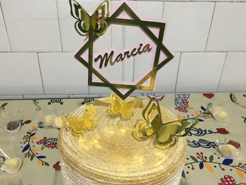 Topo de bolo em camadas