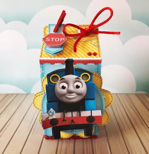 Caixinha para festa tema thomas e seus amigos