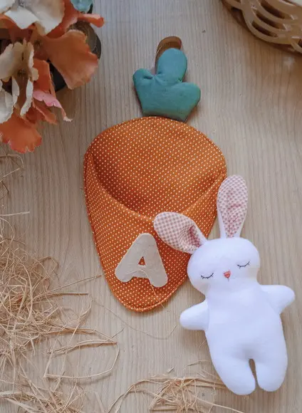 Coelhinho da Páscoa na Cenoura - Personalizado com Inicial