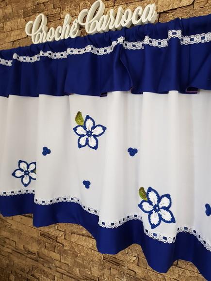Bandô de Janela Azul Royal e Flores de Crochê Aplicadas