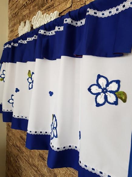 Bandô de Janela Azul Royal e Flores de Crochê Aplicadas