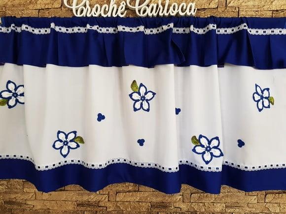 Bandô de Janela Azul Royal e Flores de Crochê Aplicadas