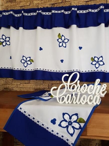 Bandô de Janela Azul Royal e Flores de Crochê Aplicadas