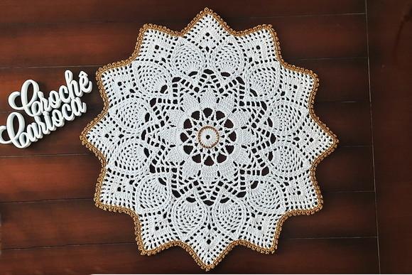 Centro de Mesa Redondo Crochê Branco e Dourado 60cm