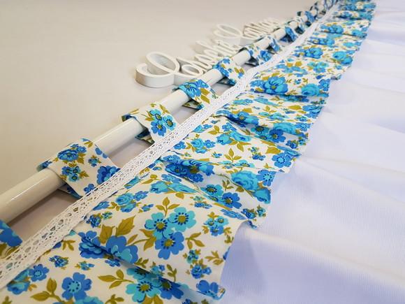 Cortina Bandô Babados Azul Floral e Branco Renda de Algodão