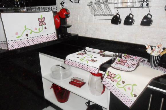 Jogo de cozinha rosa e marrom com florais