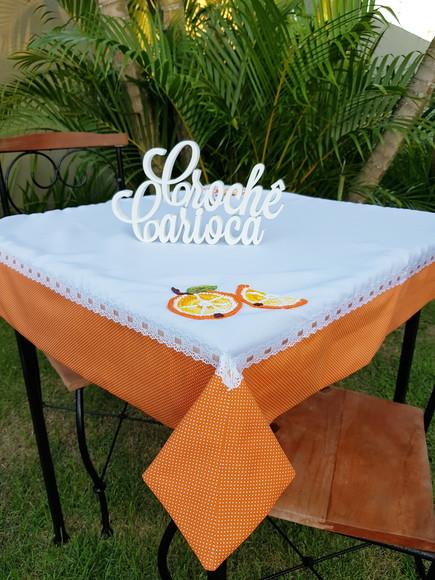 Toalha de Mesa Canto Mitrado Aplicações de Crochê