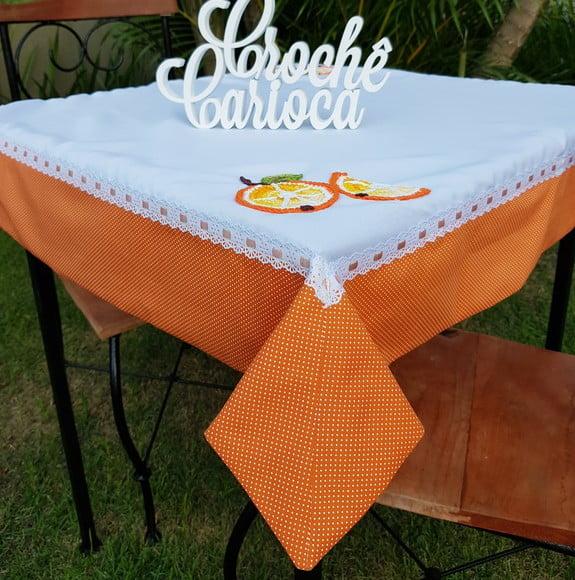 Toalha de Mesa Canto Mitrado Aplicações de Crochê