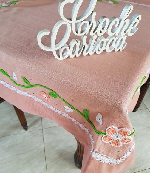 Toalha de Mesa Canto Mitrado Aplicações de Crochê