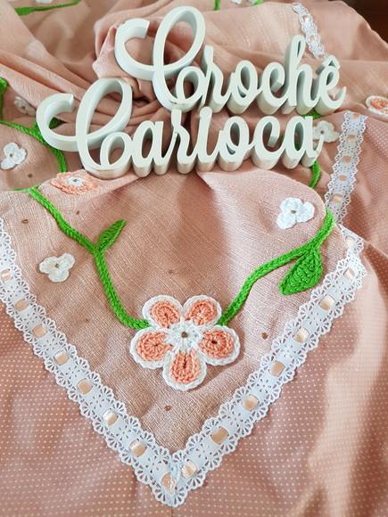 Toalha de Mesa Canto Mitrado Aplicações de Crochê