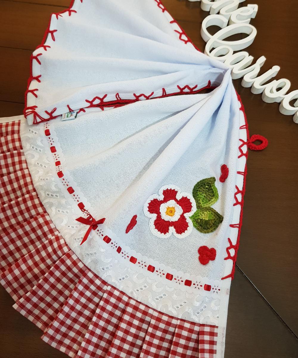 Pano de Prato em Pregas e Detalhe de Laise Bordada