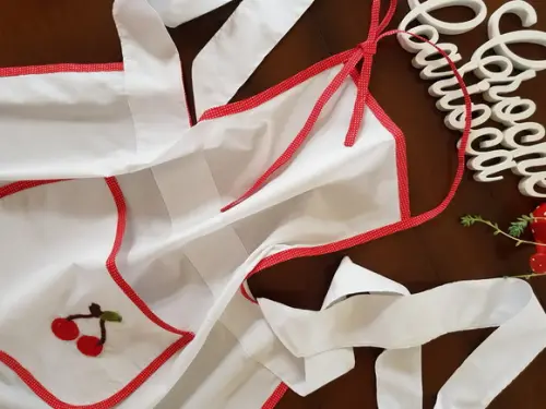 Avental Corpo - Detalhes em poás e cerejinha aplicada