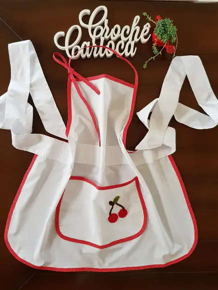 Avental Corpo - Detalhes em poás e cerejinha aplicada