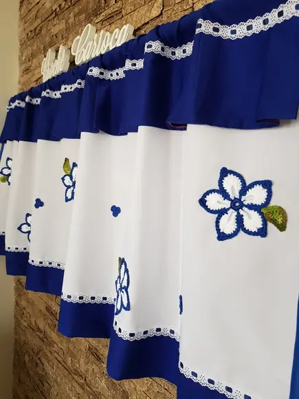 Bandô de Janela Azul Royal e Flores de Crochê Aplicadas