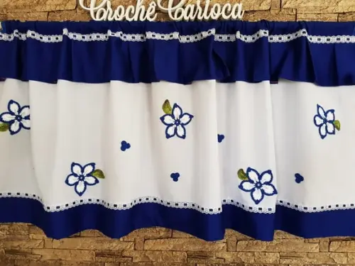 Bandô de Janela Azul Royal e Flores de Crochê Aplicadas
