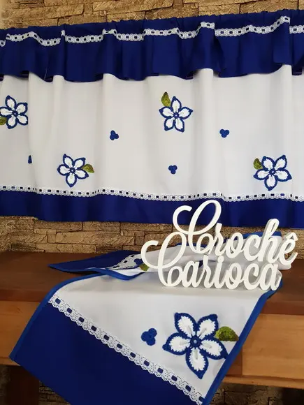 Bandô de Janela Azul Royal e Flores de Crochê Aplicadas