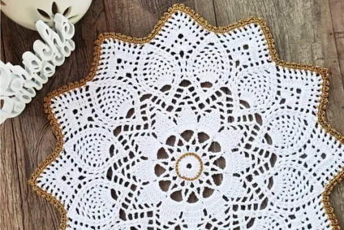 Centro de Mesa Redondo Crochê Branco e Dourado 60cm