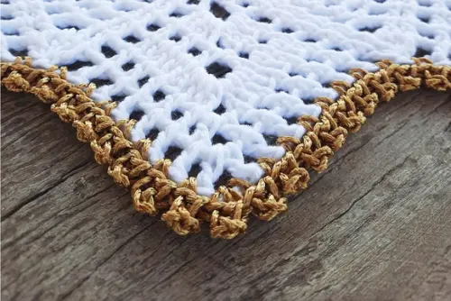 Centro de Mesa Redondo Crochê Branco e Dourado 60cm