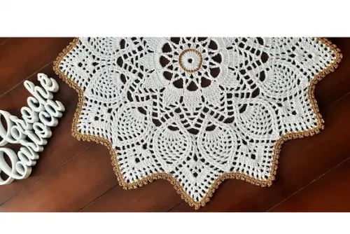 Centro de Mesa Redondo Crochê Branco e Dourado 60cm