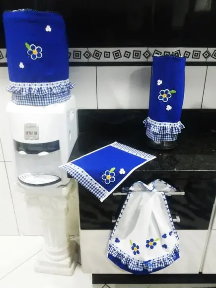 Conjunto de cozinha azul royal e xadrez