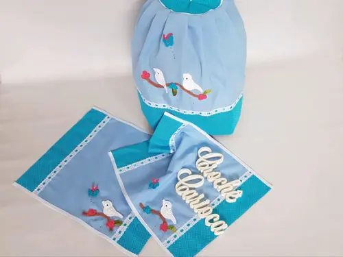 Conjunto de cozinha: azul com passarinhos delicados