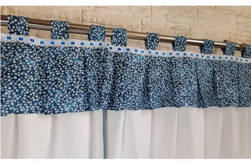 Cortina Azul Floral e Branco Sob Medida com Abraçadeiras
