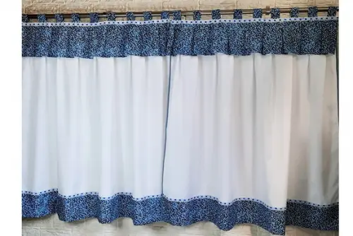 Cortina Azul Floral e Branco Sob Medida com Abraçadeiras
