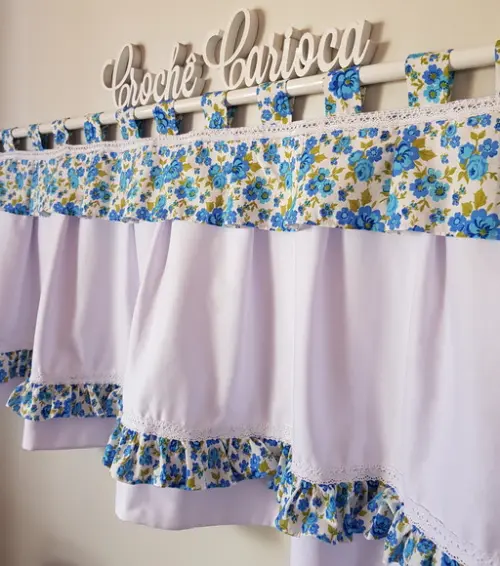 Cortina Bandô Babados Azul Floral e Branco Renda de Algodão