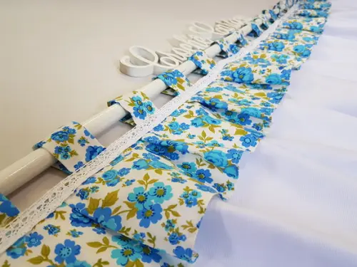 Cortina Bandô Babados Azul Floral e Branco Renda de Algodão