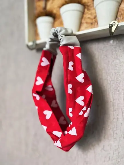 Faixa de Cabeça Vermelho Corações e Bege