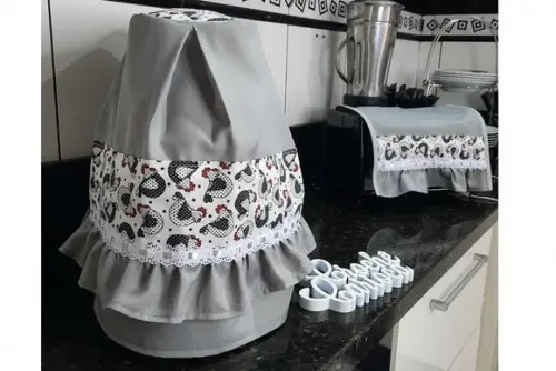 Jogo Cozinha Capa Batedeira e Centrinho Galinha Juju Cinza