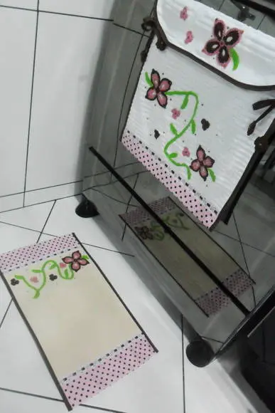 Jogo de cozinha rosa e marrom com florais
