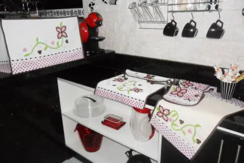 Jogo de cozinha rosa e marrom com florais