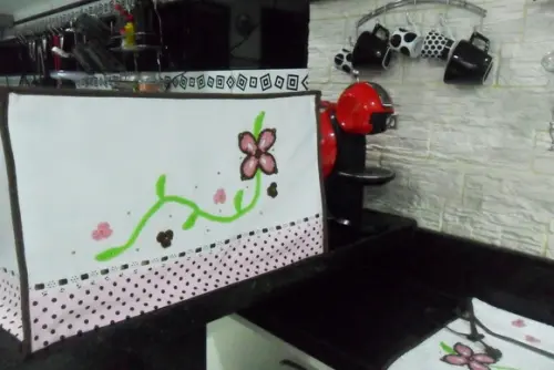 Jogo de cozinha rosa e marrom com florais