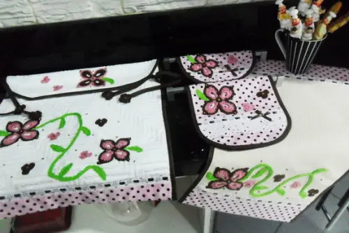 Jogo de cozinha rosa e marrom com florais