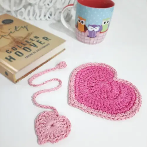 Kit Marcador de Página e Porta Copo de Crochê Coração Rosa