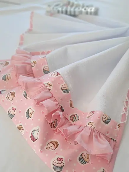Pano de Copa Cor de Rosa Cupcake Bico de Crochê e Babadinhos