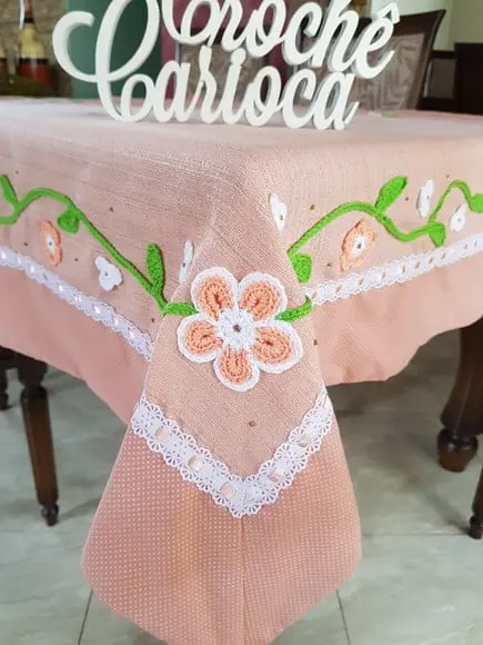 Toalha de Mesa Canto Mitrado Aplicações de Crochê