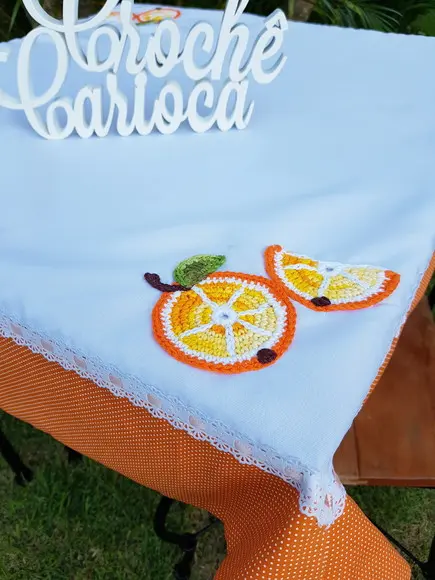 Toalha de Mesa Canto Mitrado Aplicações de Crochê