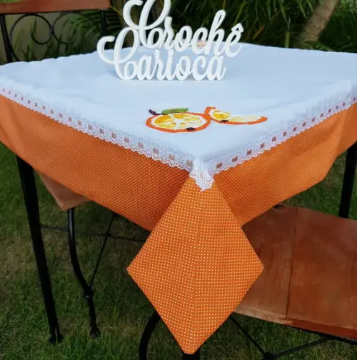 Toalha de Mesa Canto Mitrado Aplicações de Crochê