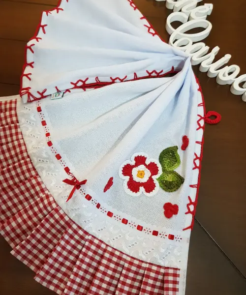 Pano de Prato em Pregas e Detalhe de Laise Bordada