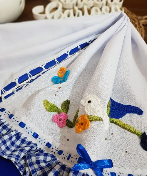 Pano de Prato Passarinhos Azul Royal 80x50 Bordado de Crochê