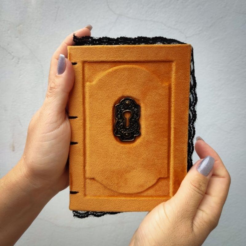 Grimorio A6, folhas envelhecidas, capa revestida de veludo.(caram