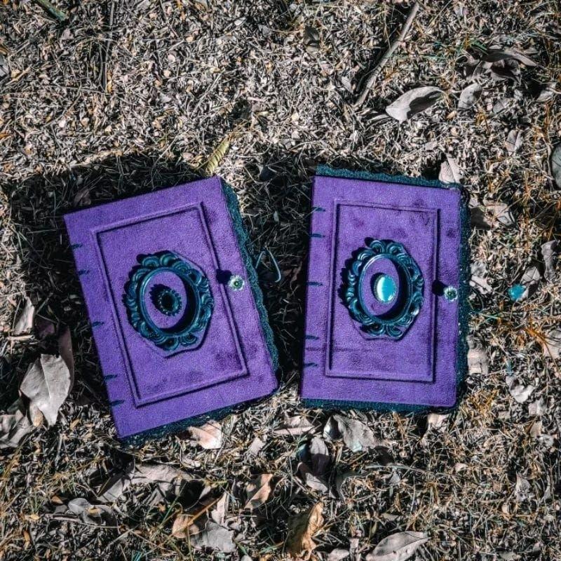 Grimorio roxo, folhas pretas.(roxo)