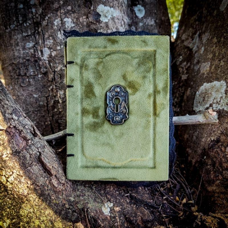 Grimorio A6, folhas envelhecidas, capa revestida de veludo.(verde