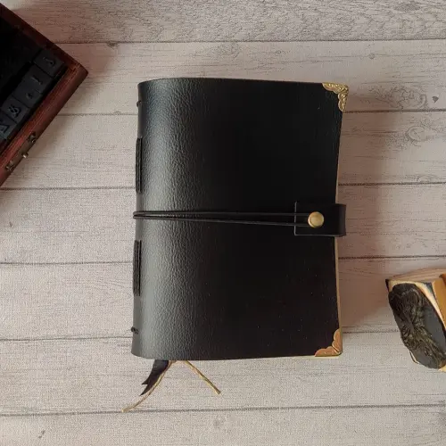 Diário Medieval A6 Couro Preto com Detalhes Dourados(Preto,400,Folha Sulfite com Personalização)