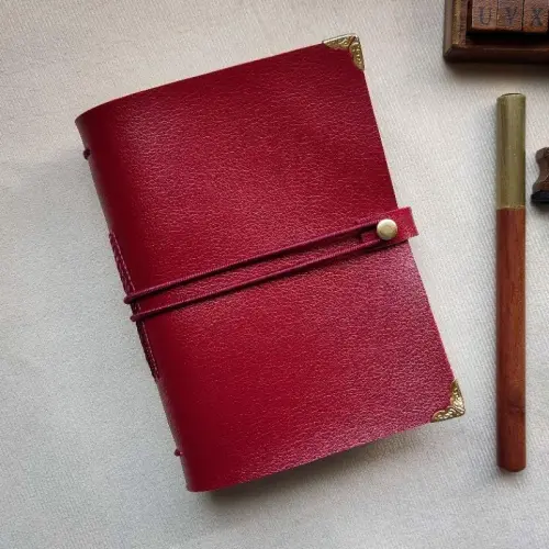 Diário Medieval A6 Couro Preto com Detalhes Dourados(Marsala,400,Folha Sulfite sem Personalização)