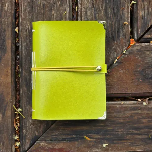 Diário Medieval A6 Couro Preto com Detalhes Dourados(Verde Limão,400,Folha Envelhecida com Personalização)
