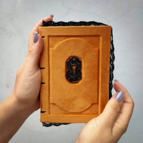 Grimorio A6, folhas envelhecidas, capa revestida de veludo.(caramelo)