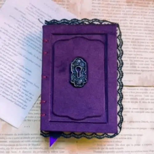 Grimorio A6, folhas envelhecidas, capa revestida de veludo.(roxo)